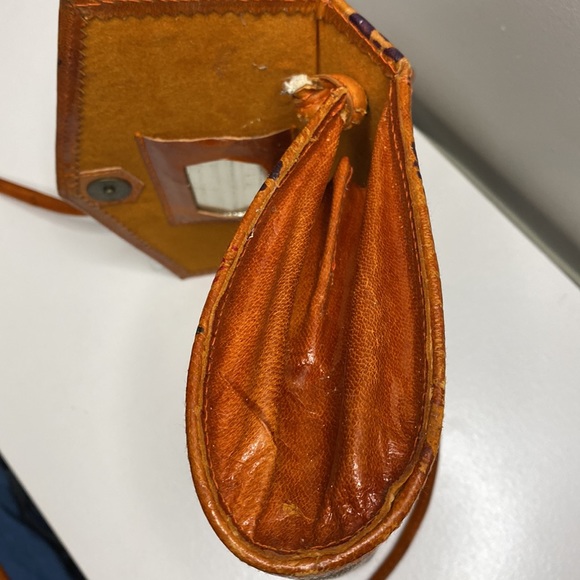 Vintage Carmel Colored Tooled Dyed Leather Crossbody/Shoulder Handbag - Picture 7 of 11